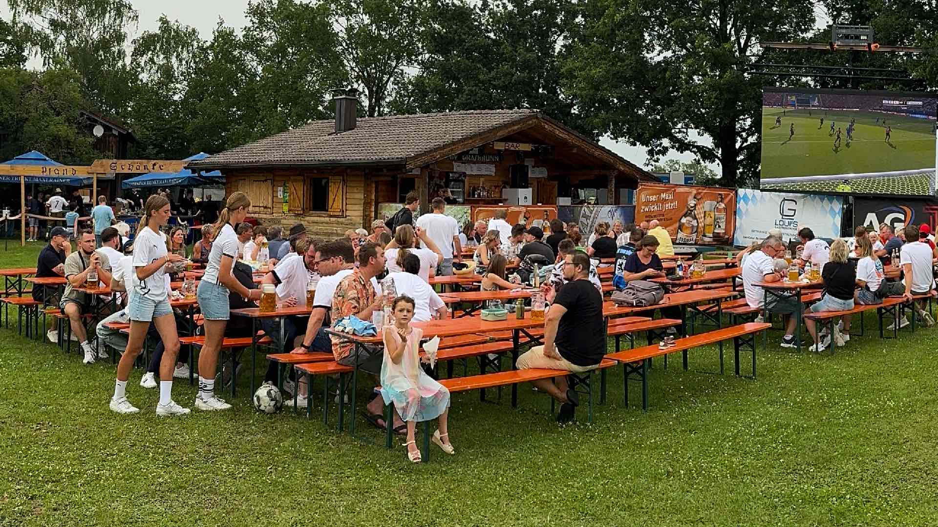 Burschenhüttn am alten Sportplatz Grasbrunn