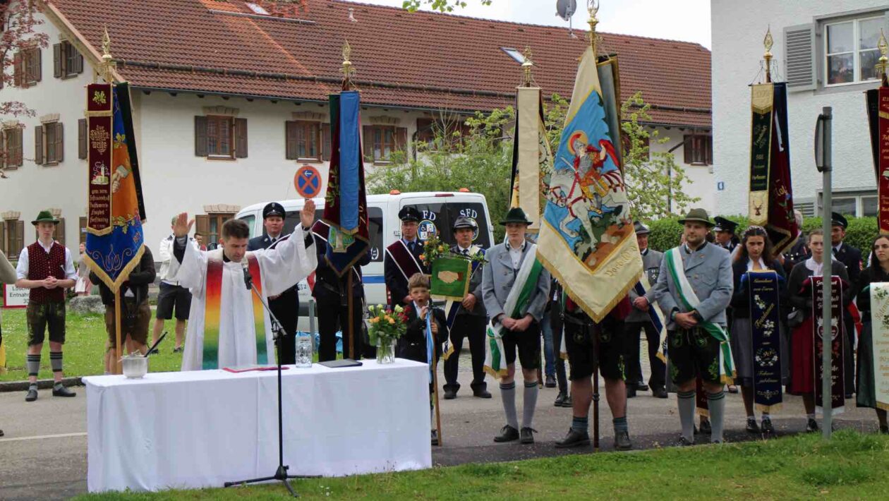 90-jährige Fahnenweihe in Grasbrunn