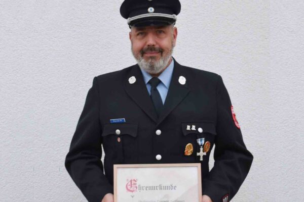 Markus Mende wird Ehrenkommandant der Feuerwehr Harthausen