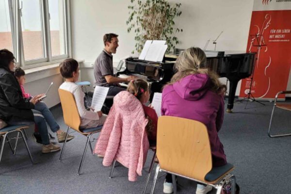 Musikschule Vaterstetten musiziert mit ukrainischen Flüchtlingskindern
