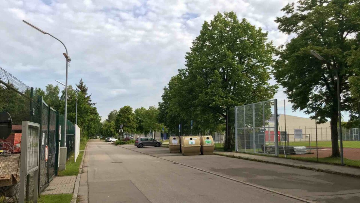 Gehweg und Parkplätze am Wertstoffhof gesperrt