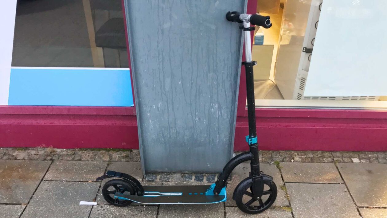 Einsamer Hudora Scooter bei Schreibwaren Lois