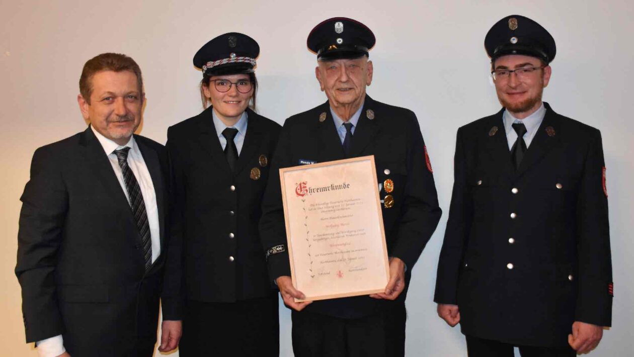 Wolfgang Mende zum Ehrenmitglied der Feuerwehr Harthausen ernannt