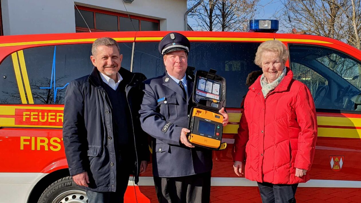 Neuer Defibrillator für die Feuerwehr Harthausen