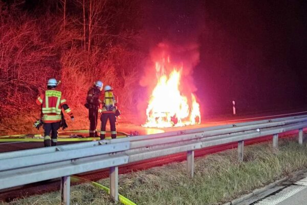 Feuerwehr Grasbrunn löscht brennenden PKW
