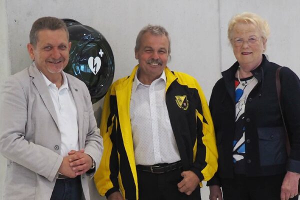 Simader-Stiftung übergibt Defibrillator für Turnhalle Neukeferloh