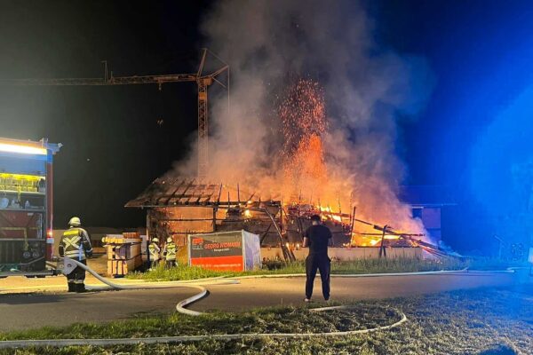 Großeinsatz der Feuerwehren: Brand in Scheune bei Münster