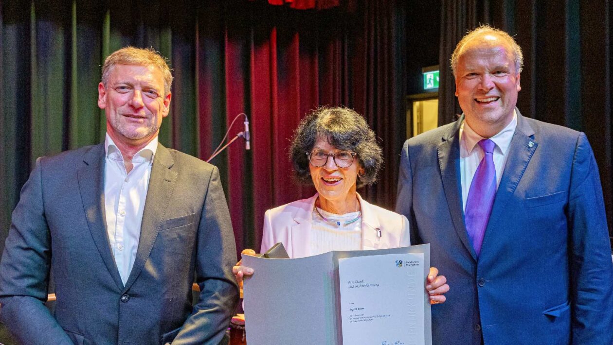 Ingrid Röser erhält Auszeichnung des Landkreises München