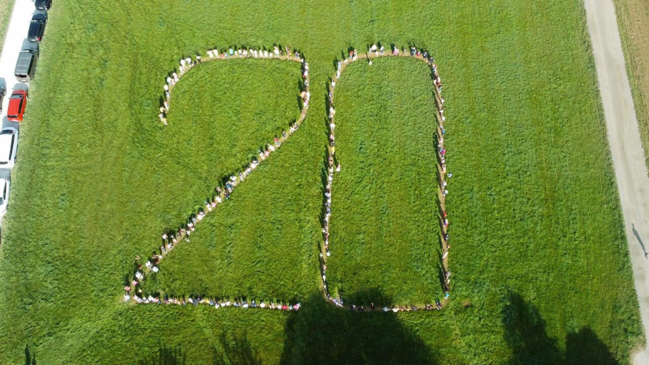 20 Jahre Honigblume Drohne