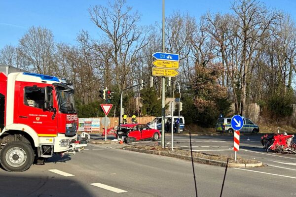 Schwerer Unfall auf der B 304 Kreuzung Neukeferloh-Vaterstetten