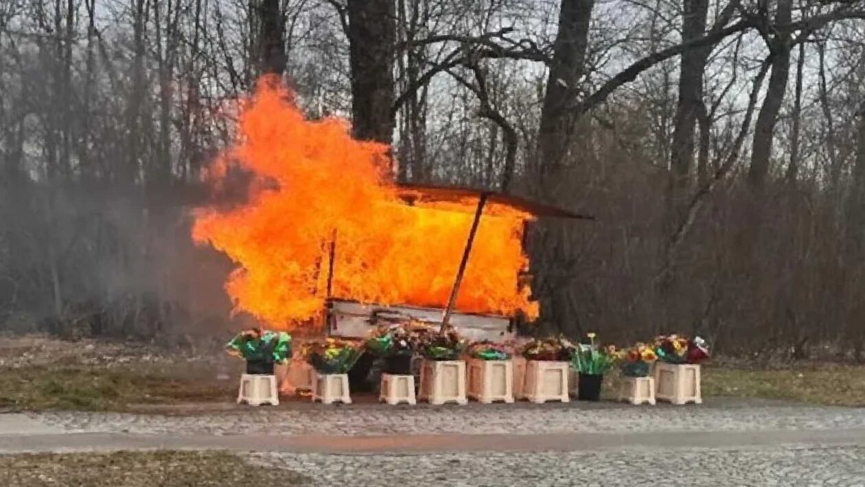 Brand an Blumenstand-Anhänger