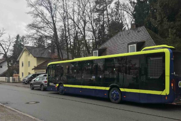 Kurzer Schock für Schüler: Linienbus 243 streift PKW