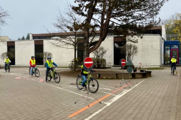 Viertklässler der Grundschule Neukeferloh machen Fahrradführerschein
