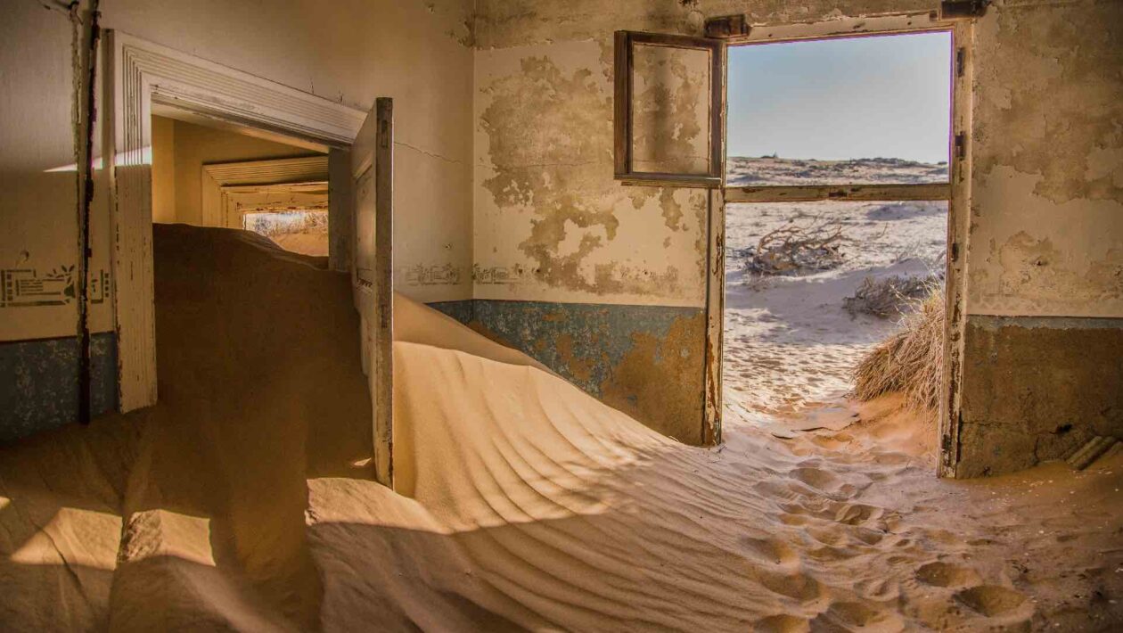 Haus mit Sand ©Jan Wimmerling Unsplash