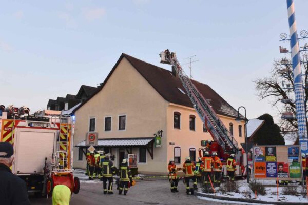 Kaminbrand in Harthausen sorgt für Großeinsatz der Feuerwehr