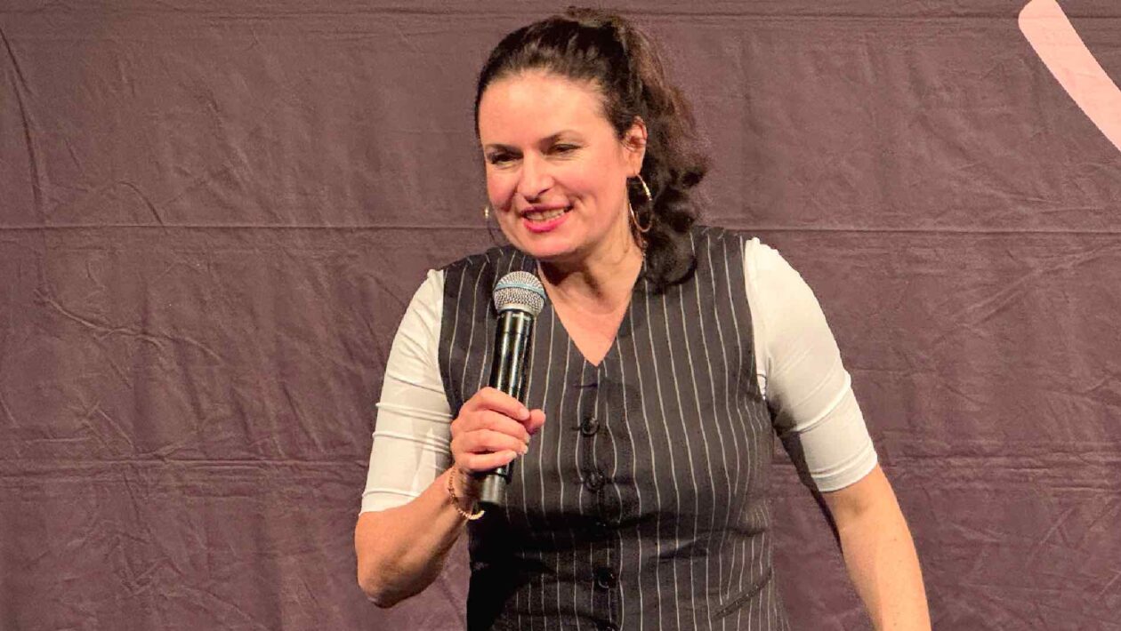Frech, charmant, intelligent – Angela Ascher begeistert im Bürgerhaus Neukeferloh