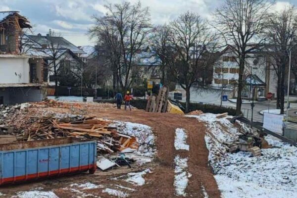 Abriss und Zwischenfall: Bagger bricht am Grasbrunner Hof ein