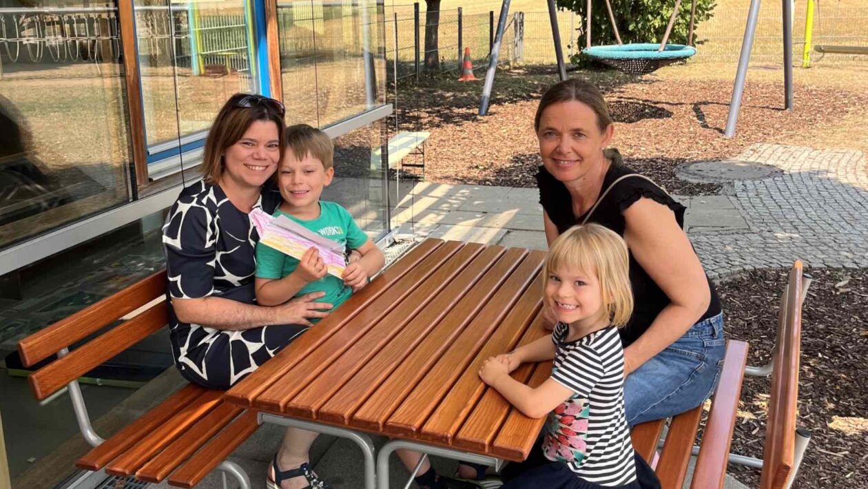 Ein Picknicktisch für den Kindergarten Honigblume