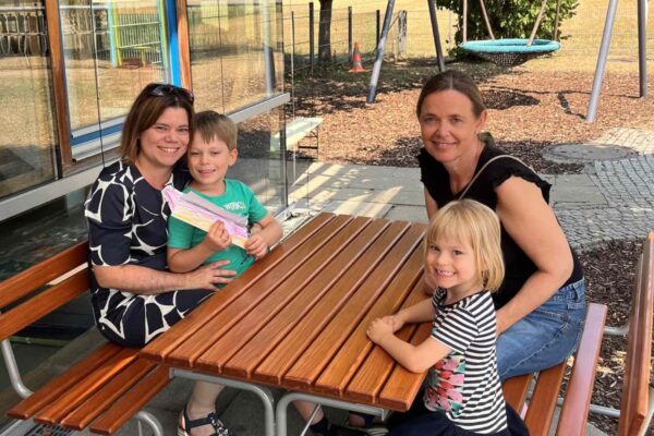 Ein Picknicktisch für den Kindergarten Honigblume